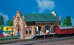 ALMACEN FERROVIARIO CON  MUELLE DE CARGA (17 x 8cm)
