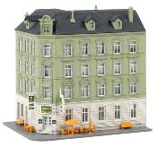 EDIFICIO CON PUB (13 x 10 x 13 cm)