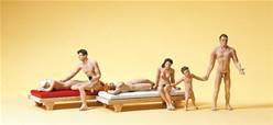 NUDISTAS CON HAMACAS