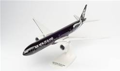 BOEING 777-300ER AIR NEW ZEALAND - SEMIMONTADO ESCALA 1/200